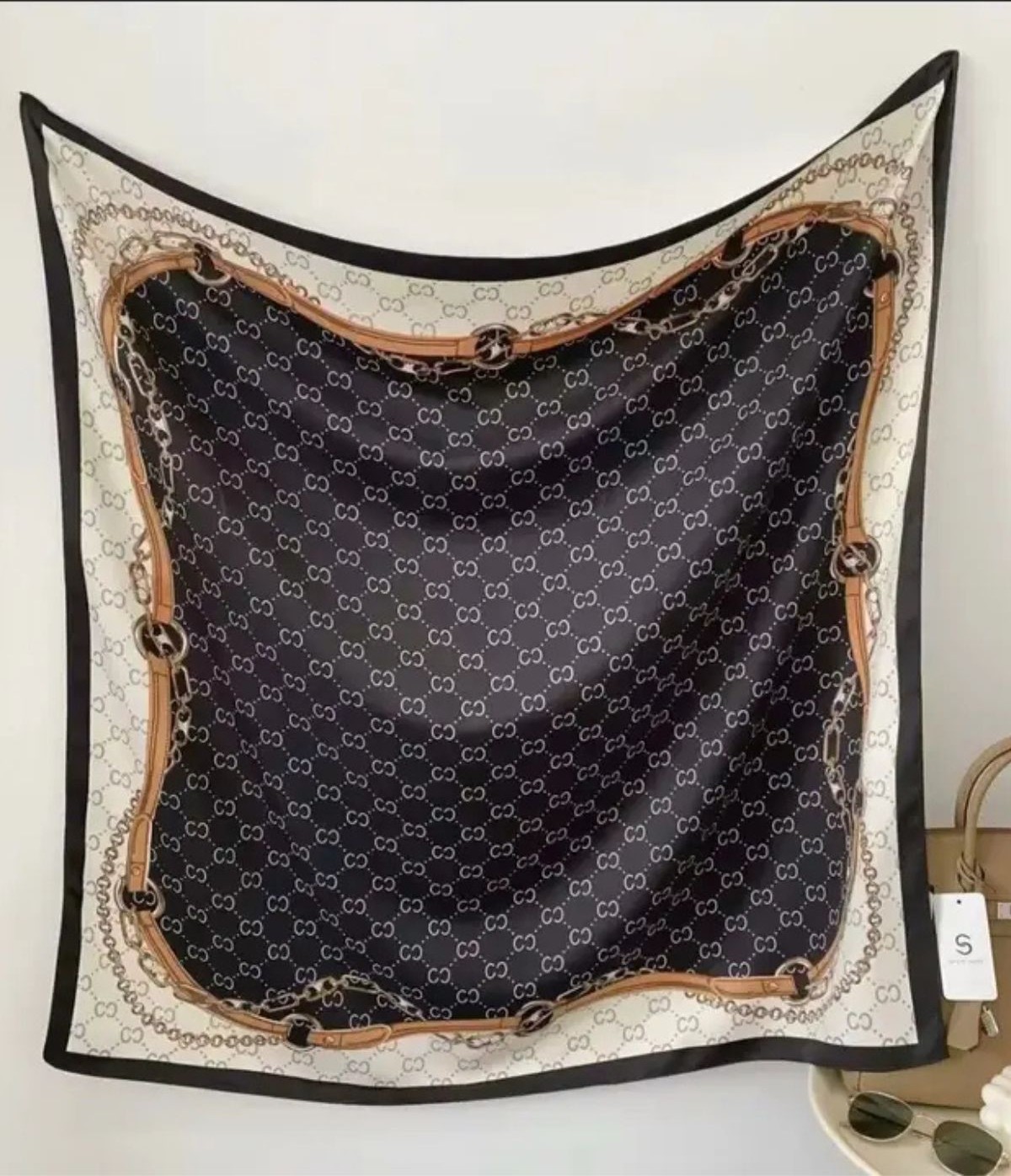 Écharpe carrée luxueuse en soie Écharpe carrée luxueuse en soie